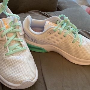 Brand new women’s Nike Air Max Bella T4